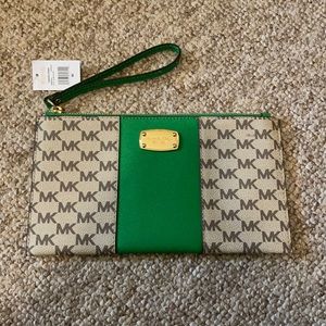 Michael Kors Large Zip Cluch - NWT!!!